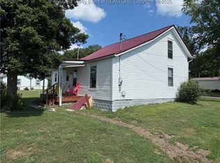 451 4th St, Mason, WV 25260
