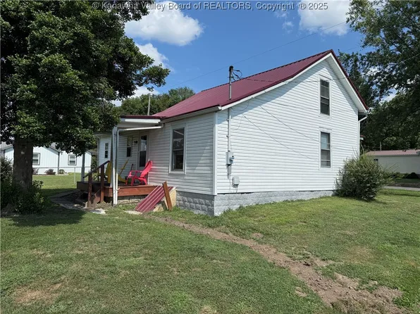451 4th St, Mason, WV 25260