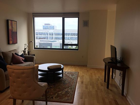 3rd image of 260 King St Unit 669