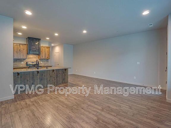 5th image of 137 N 44th Pl