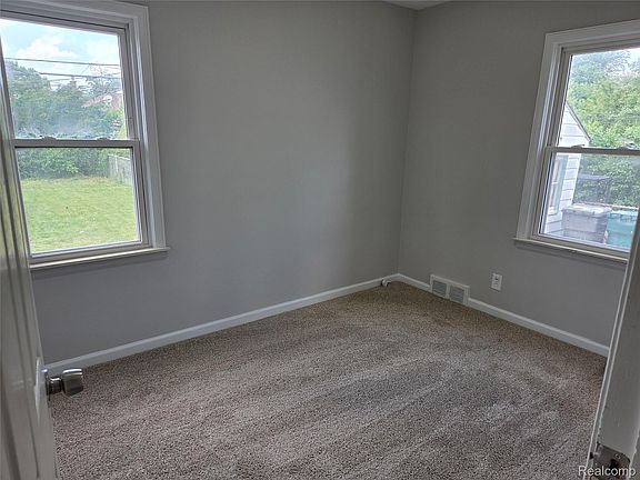 5th image of 23912 Hollander St