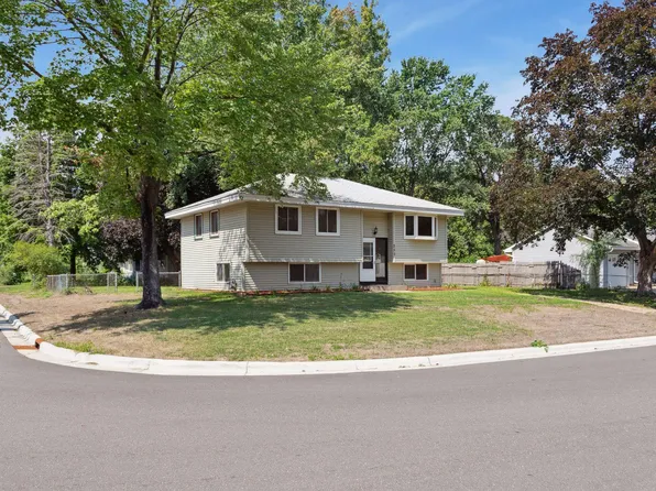 253 Twilite Ter, Circle Pines, MN 55014