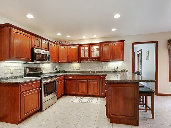 granite counters & tiled flrs