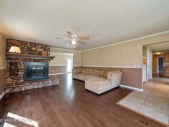 3rd image of 537 Charles Ct