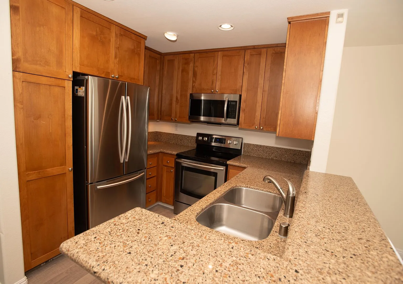 2 Bedrooms | 2 Bathrooms | Shoppers Paradise — Photo 1