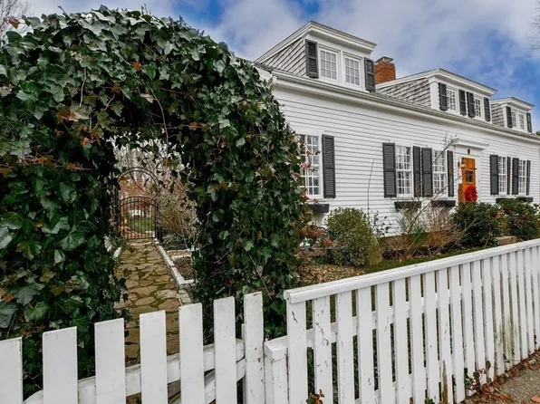 72 Pleasant St, Marion, MA 02738