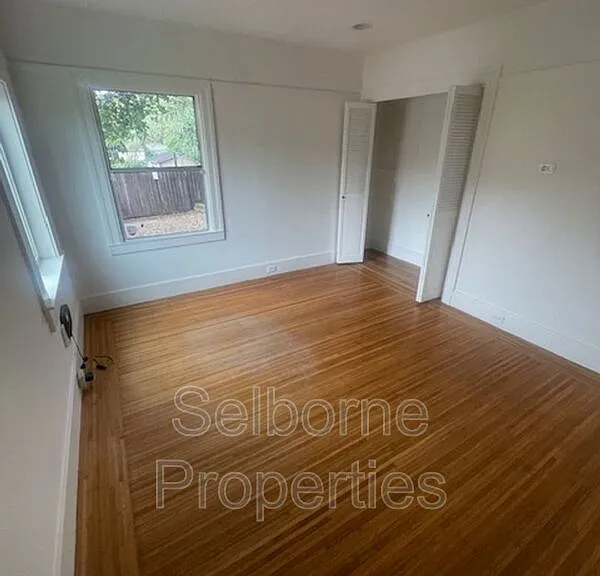 1424 E 20th St — Photo 31