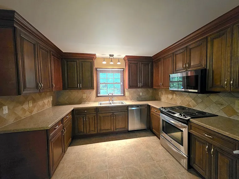409 Rosewood Ln — Photo 10
