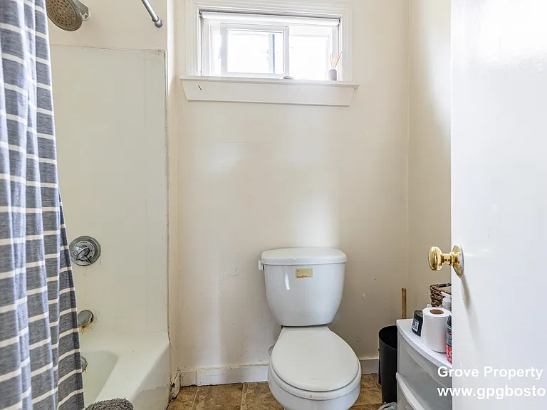 218 W 8th St #3 — Photo 2