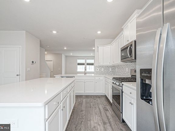 3rd image of 4 Venice Ln