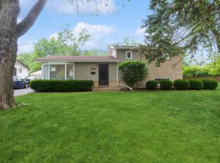 712 E Holly Ct, Mount Prospect, IL 60056