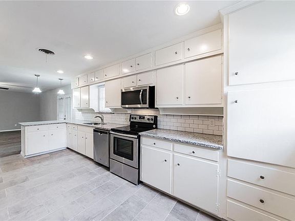 3rd image of 6120 Walraven Cir