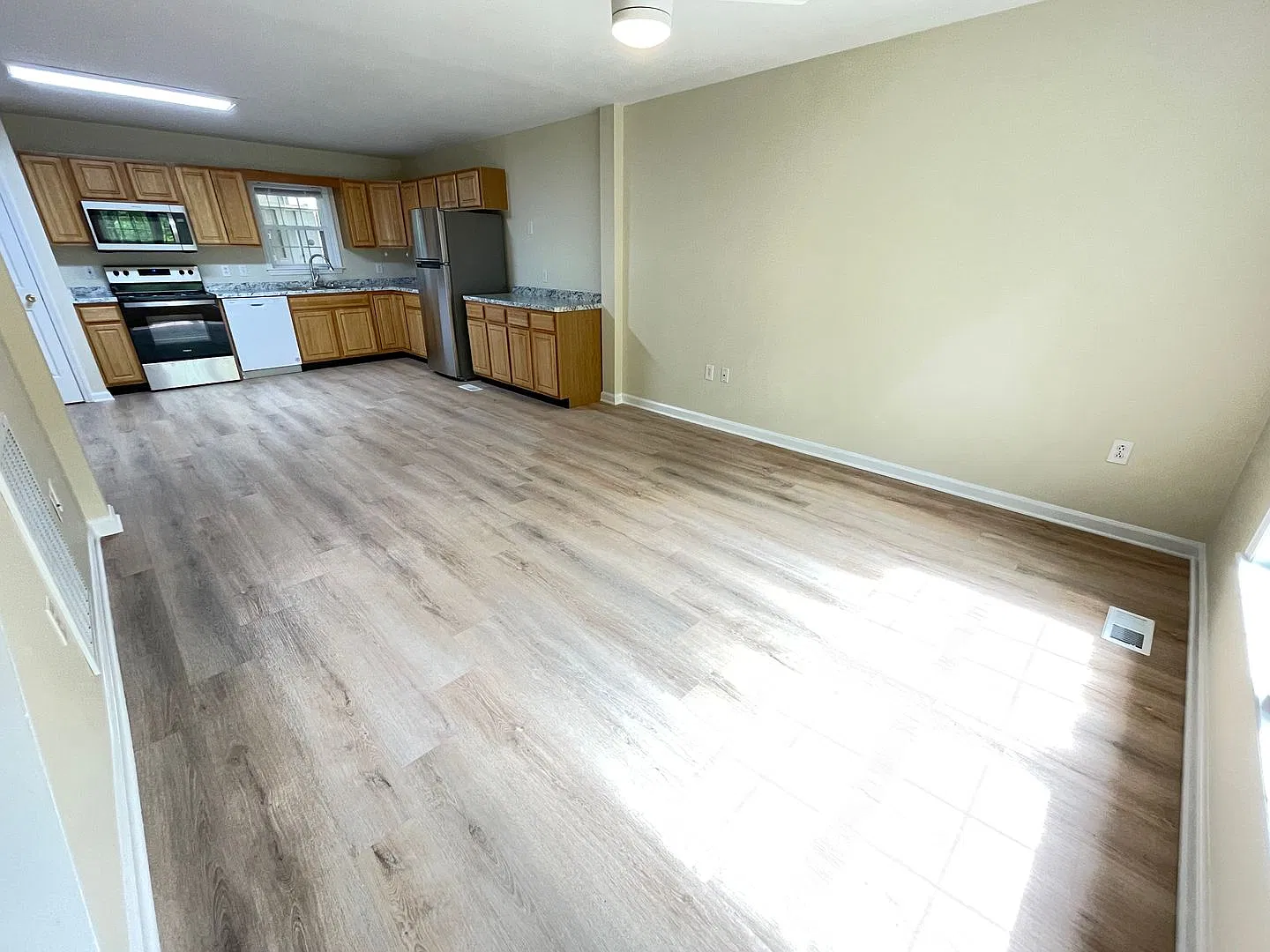 Walk to the Weave! Newly updated 3br 3.5ba home...Awesome location in Carrboro, walk to Weaver St... — Photo 4