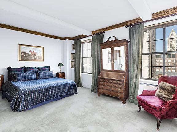 4th image of 30 E 72nd St #10A