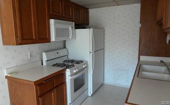 Nice Kitchen with Stove, Refrigerator, Microwave