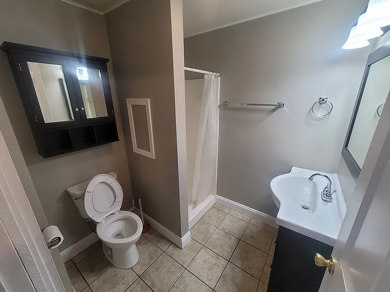 1123 W North St — Photo 9
