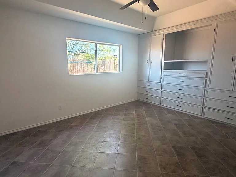 2336 Hamburg St — Photo 10