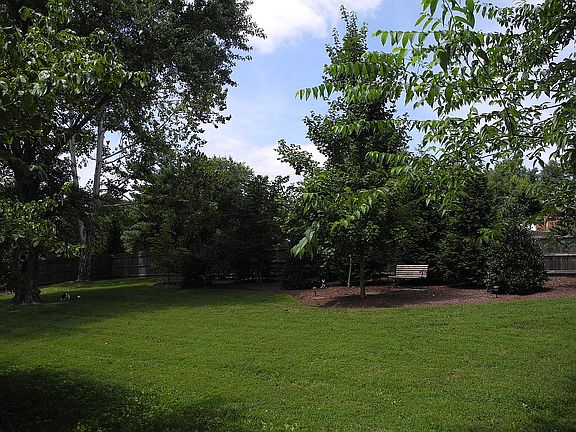 5th image of 1110 Gleaves Glen Dr