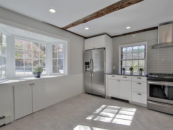 5th image of 567 Essex Ave