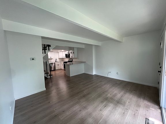4th image of 89 Maude Ave
