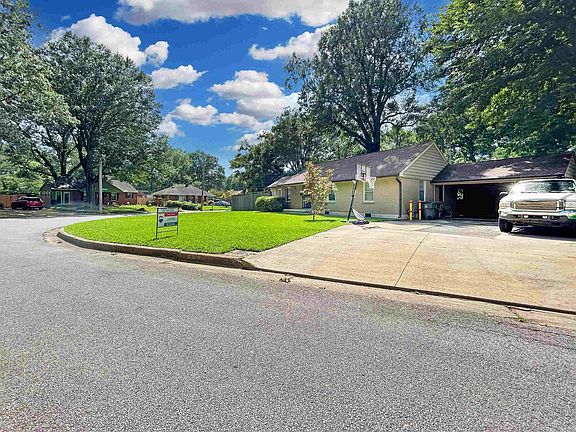3rd image of 813 Moss Rd