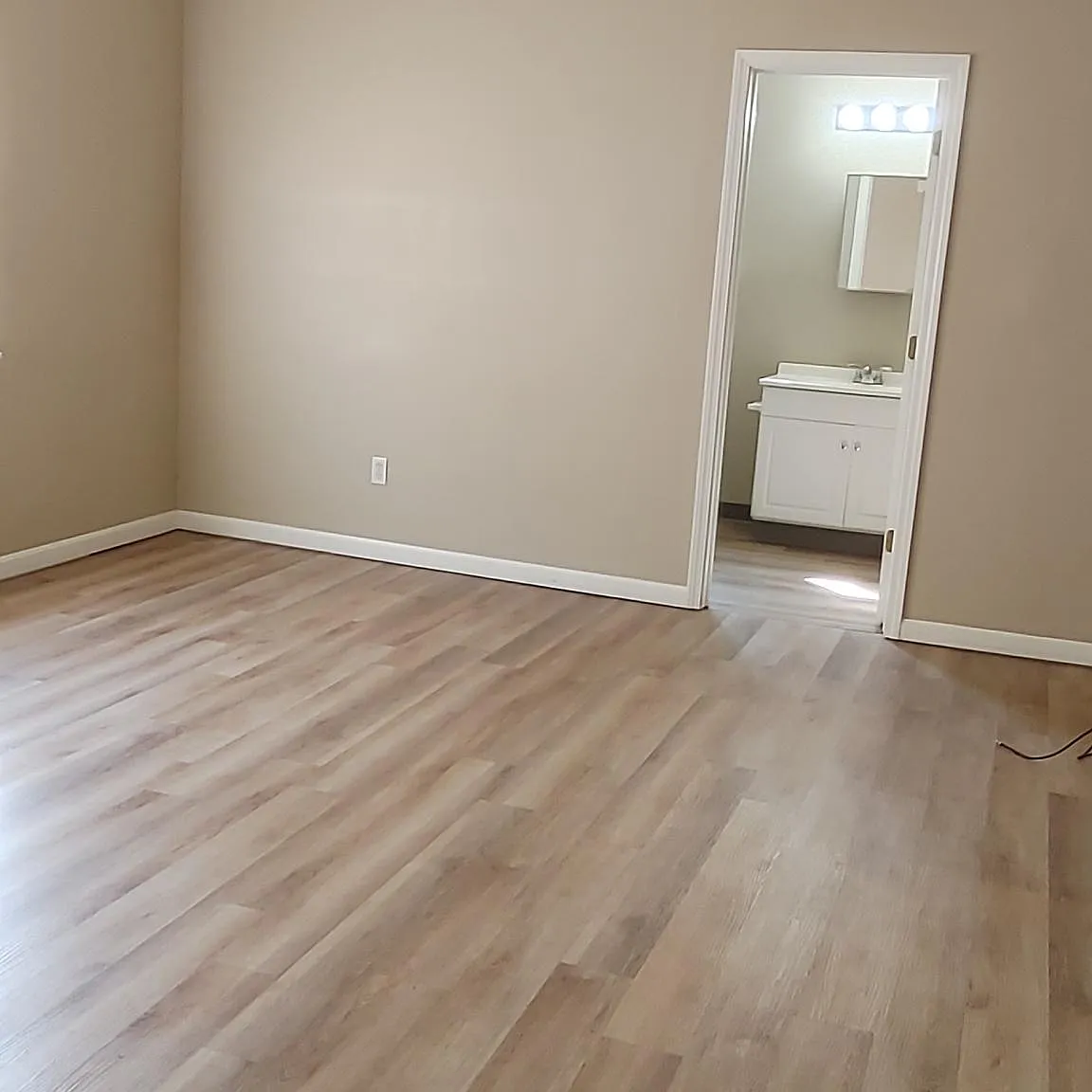 3 bed, 930 sqft, $1,300 — Photo 4