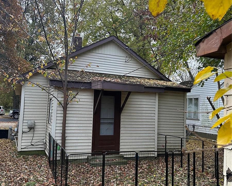 2nd image of 828 Matthews Ave