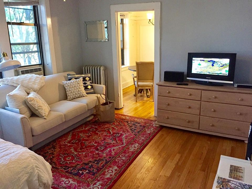 1st image of 1007 W Oakdale Ave #3