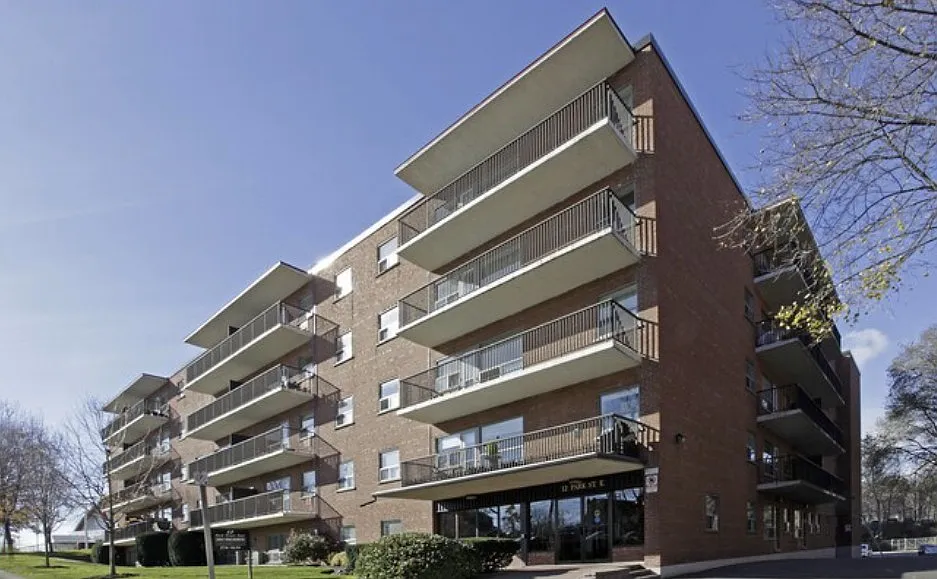 12 Park St. E. — Photo 2