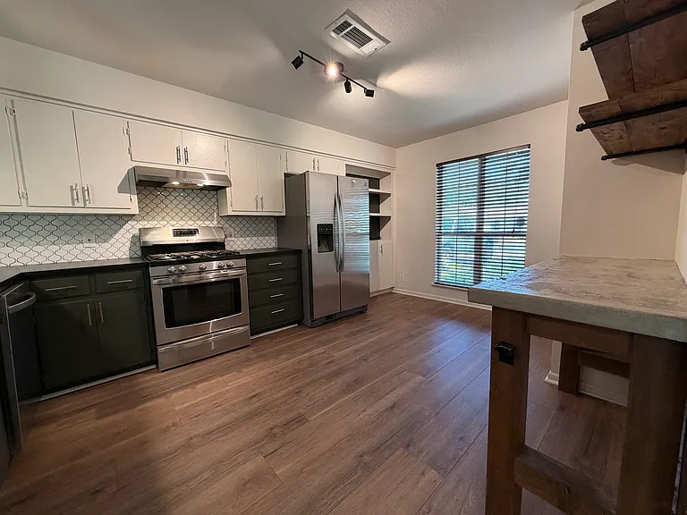 407 Heartwood Dr — Photo 3