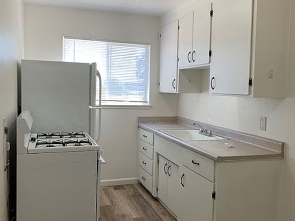2nd image of 3300-3302 Del Monte Blvd #3302-B