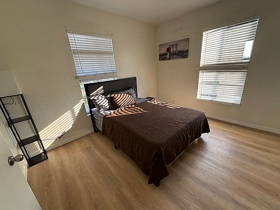 4th image of 907 D Ave #4