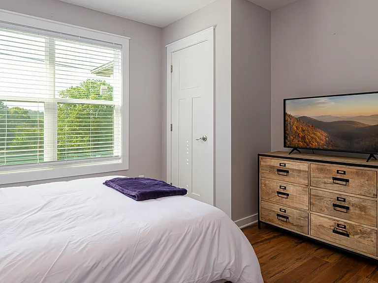 Secondary Bedroom With Smart TV