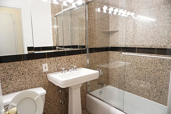 Rented by Manhattan Apartment Organization | media 46