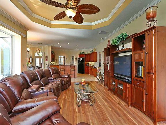 5th image of 885 Hillcrest Dr