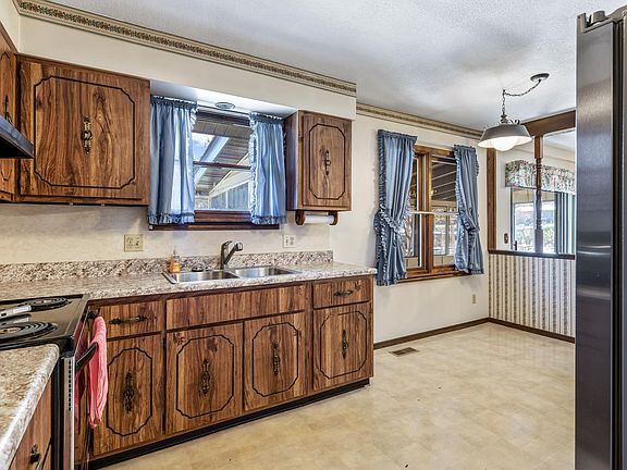 4th image of 9738 Green Tree Ln