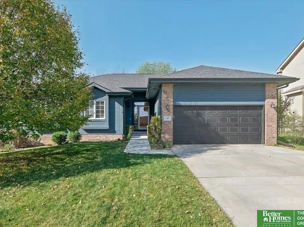 126 Longwood Dr, Papillion, NE 68133