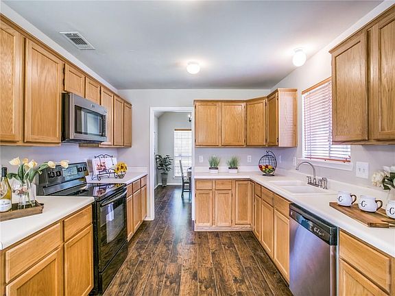 3rd image of 2226 Prairie Creek Trl