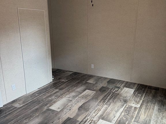 4th image of 26 Austin Dr