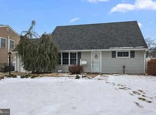 26 Kingapple Ln, Levittown, PA 19055