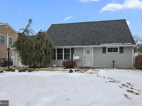 26 Kingapple Ln, Levittown, PA 19055