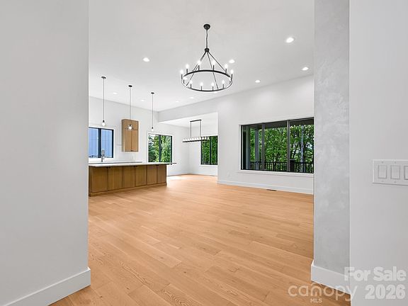 5th image of 18 Erin Glen Ct