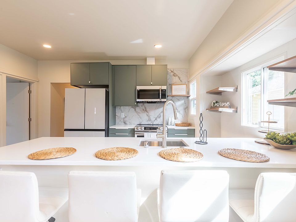 Quartz counter top island in the kitchen, sitting 4