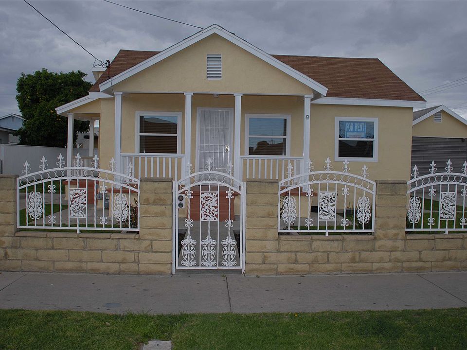 Front View with 1 Car Garage