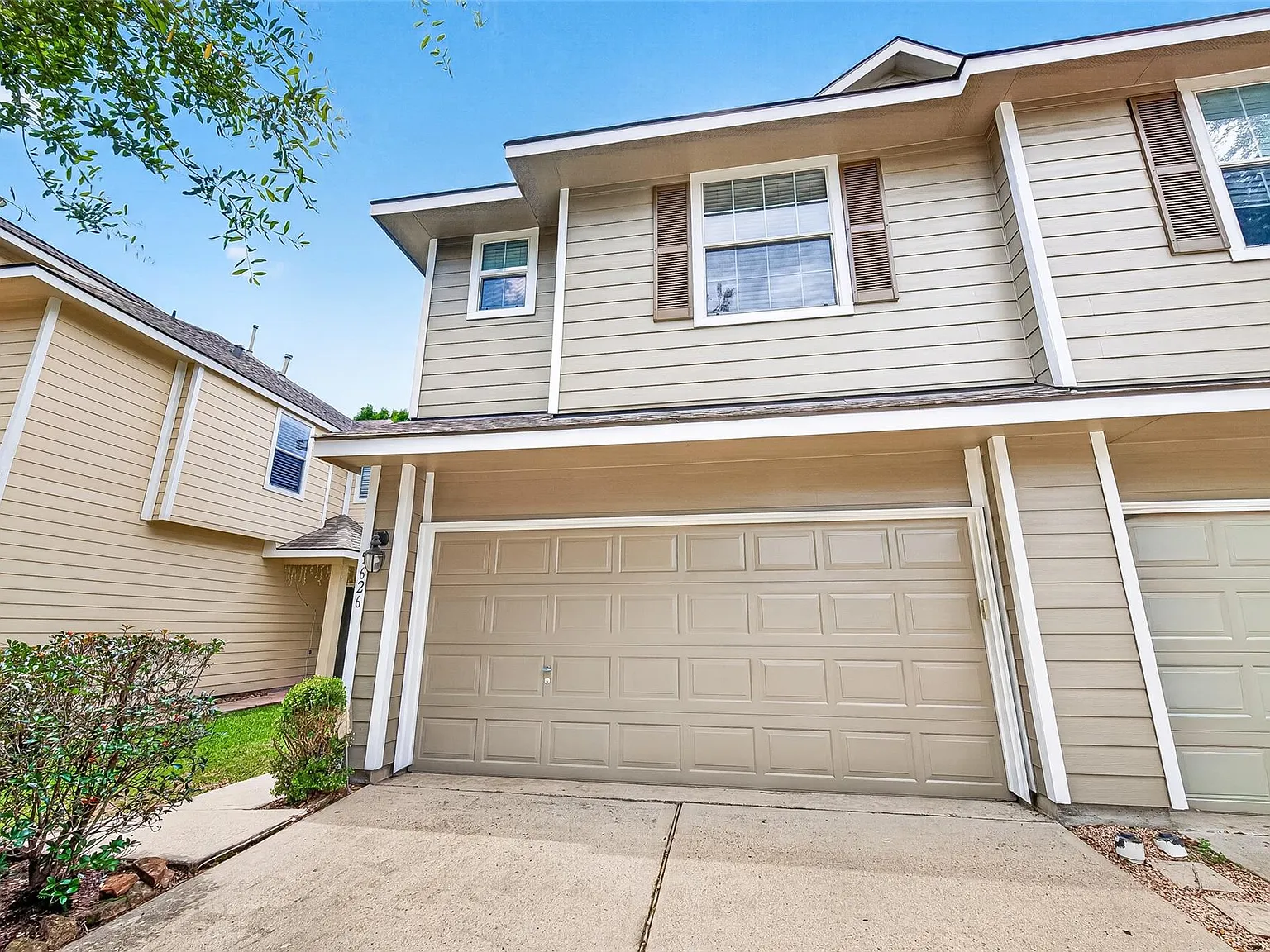 3 bed, 2.5 bath, 1568 sqft, $2,200 — Photo 2