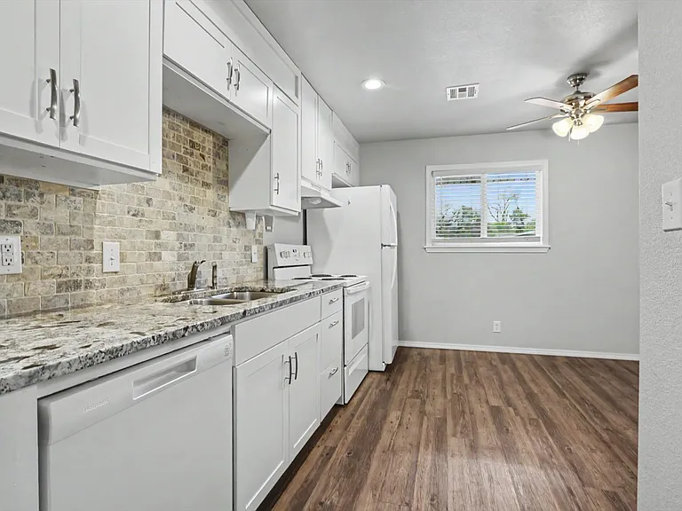 15351 W Highway 66 Hwy #E — Photo 11