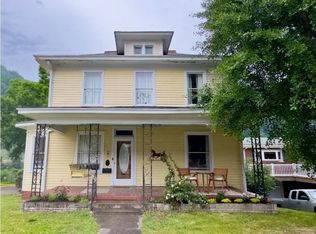 324 6th Ave, Montgomery, WV 25136