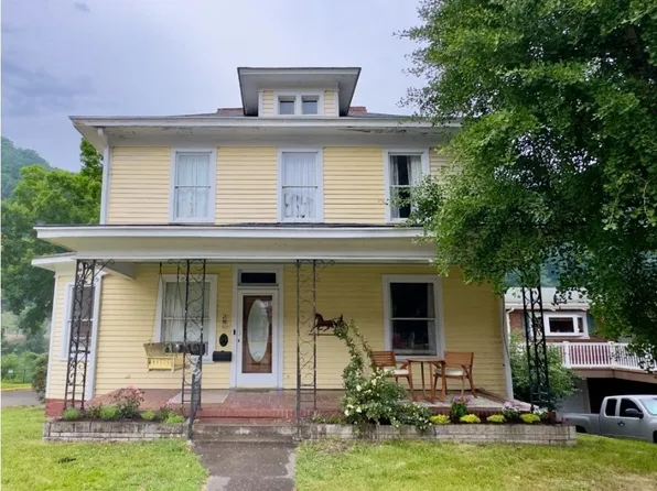 324 6th Ave, Montgomery, WV 25136