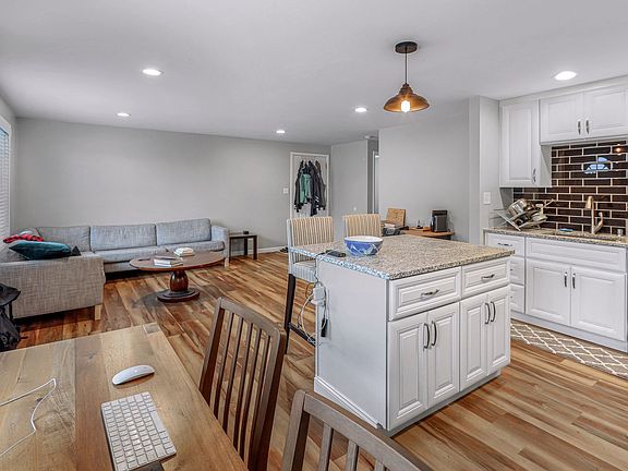 3rd image of 1406 E Illinois St #1408