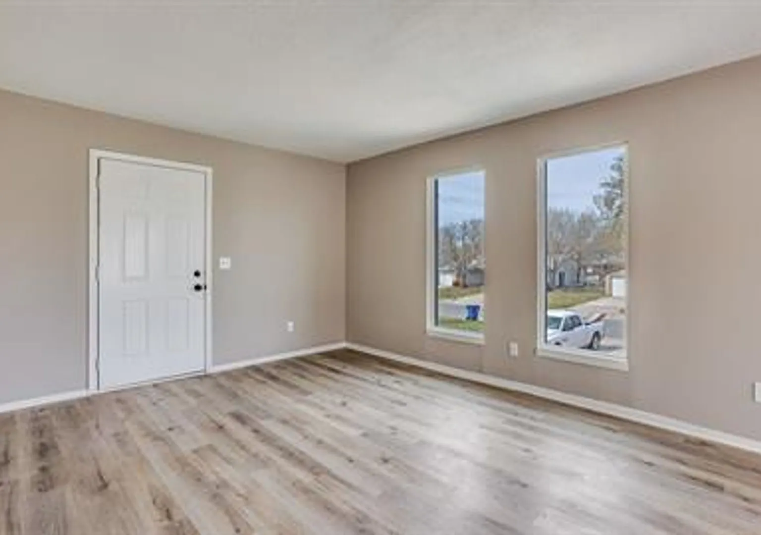 1527 E El Monte St — Photo 3